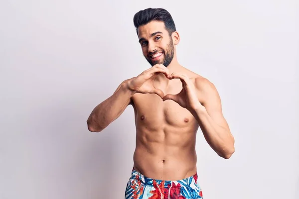 Joven Hombre Guapo Con Barba Sin Camisa Usando Trajes Baño — Foto de Stock