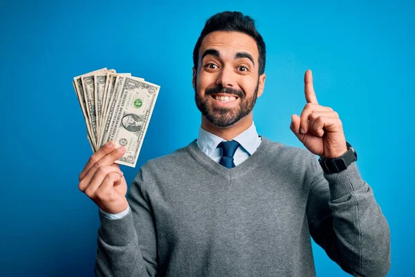 Joven Hombre Guapo Con Barba Sosteniendo Montón Billetes Dólares Sobre — Foto de Stock