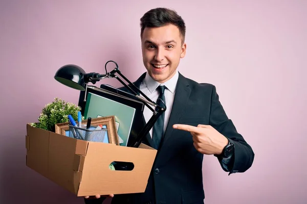 Jonge Knappe Blanke Zakenman Met Kartonnen Doos Werkloosheid Ontslagen Van — Stockfoto