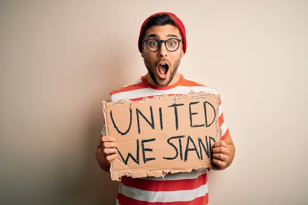 Schöner Aktivist Der Mit Einer Brille Protestiert Und Einen Karton — Stockfoto