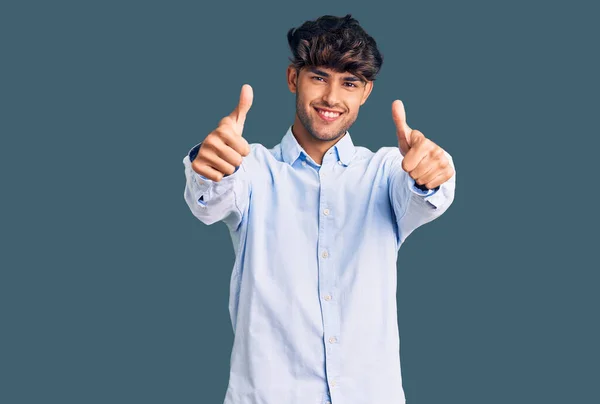 Joven Hombre Hispano Con Camisa Casual Aprobando Hacer Gesto Positivo —  Fotos de Stock