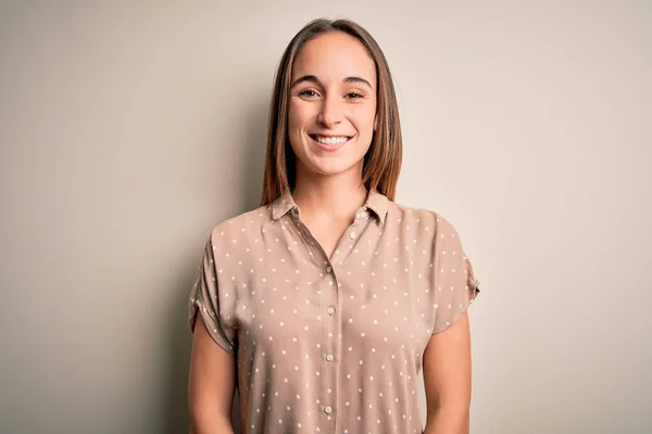 Jeune Belle Femme Portant Chemise Décontractée Debout Sur Fond Blanc — Photo