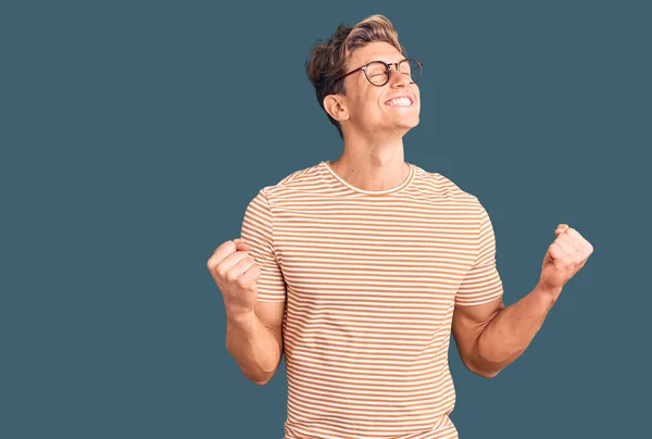 Ung Stilig Man Bär Casual Kläder Och Glasögon Glada För — Stockfoto