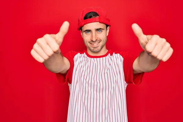 Homem Desportivo Bonito Jovem Com Olhos Azuis Vestindo Listrado Camiseta — Fotografia de Stock