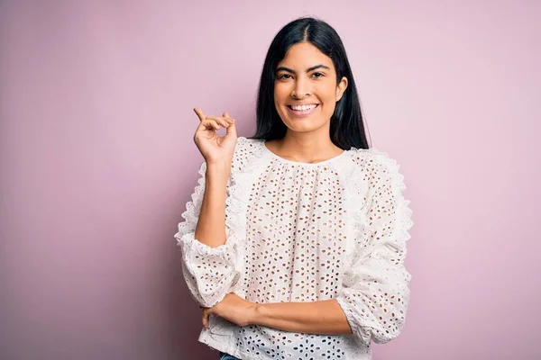 Junge Schöne Hispanische Modefrau Trägt Elegantes Hemd Über Rosa Hintergrund — Stockfoto