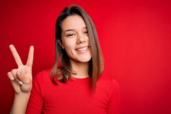 Jong Mooi Brunette Meisje Draagt Casual Shirt Geïsoleerde Rode Achtergrond — Stockfoto