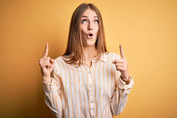 Joven Mujer Pelirroja Hermosa Con Camisa Rayas Casuales Sobre Fondo —  Fotos de Stock