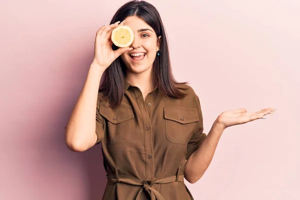 Genç Güzel Bir Kız Limonu Gözünün Üstüne Koyup Başarıyı Mutlu — Stok fotoğraf