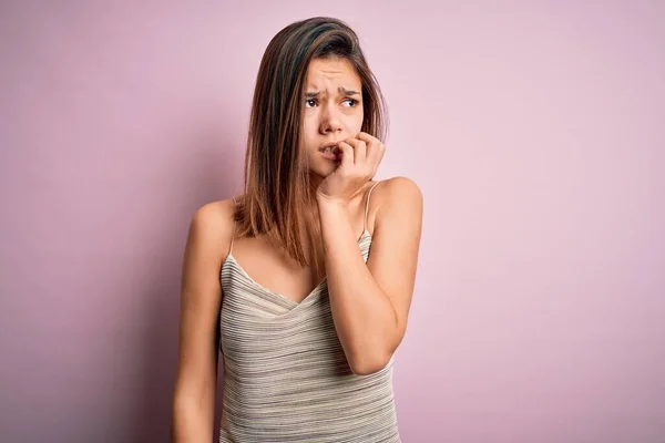 Giovane Bella Ragazza Bruna Indossa Casual Righe Shirt Sfondo Rosa — Foto Stock