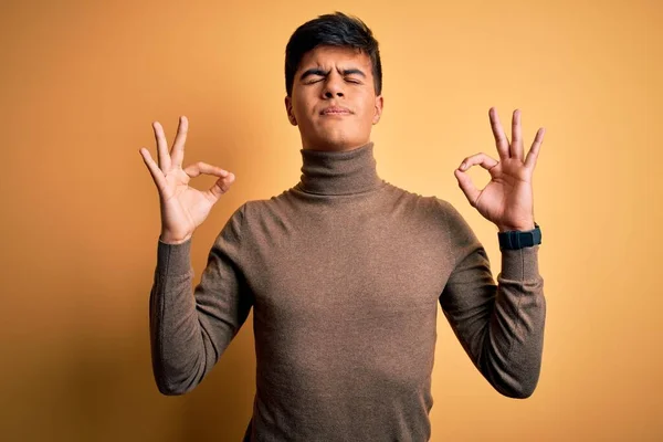 Jovem Homem Bonito Vestindo Camisola Gola Alta Casual Sobre Fundo — Fotografia de Stock