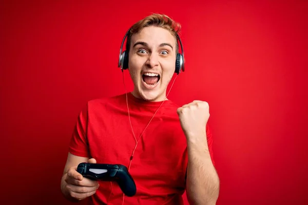 Νεαρός Όμορφος Κοκκινομάλλης Gamer Άντρας Παίζει Βιντεοπαιχνίδι Χρησιμοποιώντας Ακουστικά Και — Φωτογραφία Αρχείου