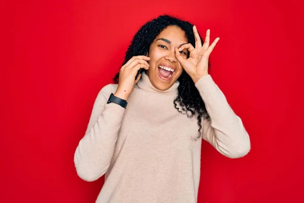 Genç Afro Amerikalı Kıvırcık Kadın Mutlu Yüzüyle Akıllı Telefonuyla Konuşuyor — Stok fotoğraf