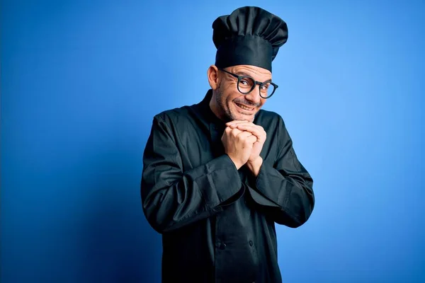 Joven Guapo Chef Hombre Con Uniforme Cocina Sombrero Sobre Fondo —  Fotos de Stock