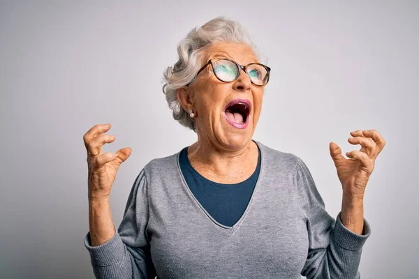 Старшая Красивая Седовласая Женщина Случайном Свитере Очках Белом Фоне Сумасшедшая — стоковое фото