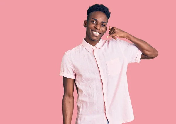 Joven Hombre Afroamericano Vistiendo Ropa Casual Sonriendo Haciendo Gesto Telefónico — Foto de Stock