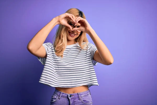 Joven Hermosa Mujer Rubia Con Camiseta Rayas Gafas Sobre Fondo — Foto de Stock