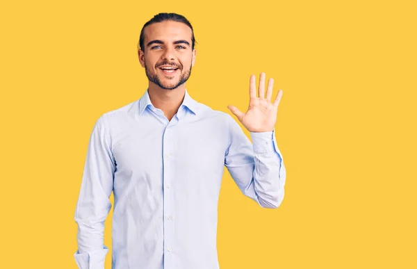 Mladý Pohledný Muž Sobě Obchodní Oblečení Ukazuje Ukazuje Prsty Číslo — Stock fotografie