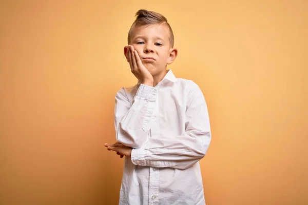 Giovane Bambino Caucasico Con Gli Occhi Azzurri Indossa Elegante Camicia — Foto Stock