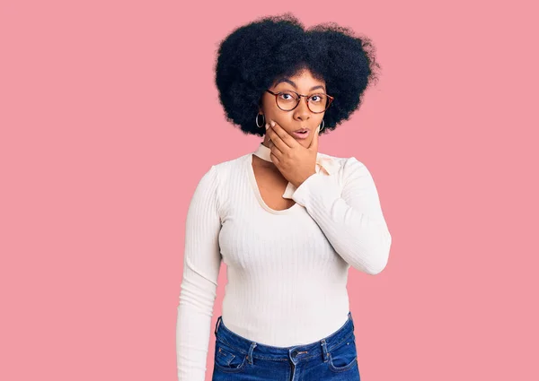 Mladý Africký Američan Dívka Sobě Ležérní Oblečení Brýle Vypadající Fascinován — Stock fotografie