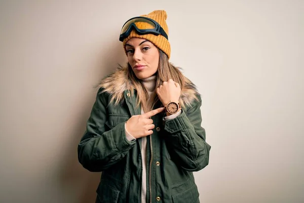 Young Brunette Skier Woman Wearing Snow Clothes Ski Goggles White — Stock Photo, Image