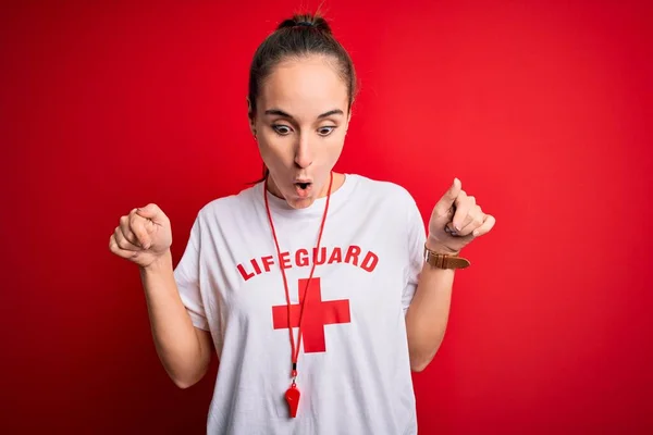 Mujer Salvavidas Hermosa Usando Camiseta Con Cruz Roja Usando Silbato —  Fotos de Stock