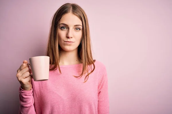 Młoda Piękna Ruda Kobieta Pije Kubek Kawy Odizolowanym Różowym Tle — Zdjęcie stockowe