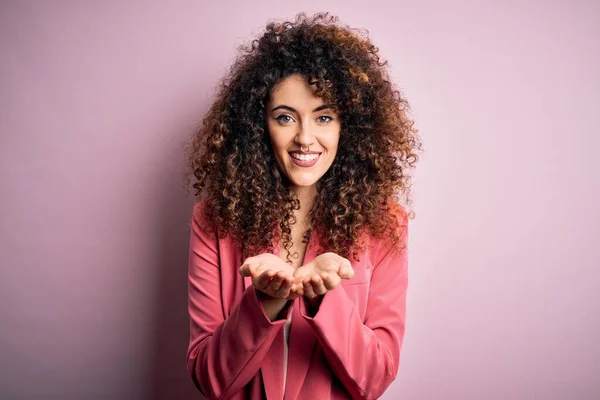 Joven Mujer Negocios Hermosa Con Pelo Rizado Piercing Usando Chaqueta — Foto de Stock