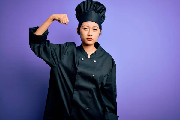 Giovane Bella Donna Chef Cinese Indossa Uniforme Fornello Cappello Sfondo — Foto Stock
