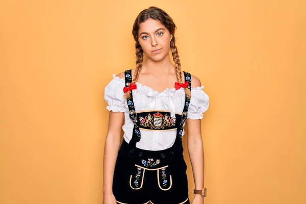 Mladá Krásná Blondýnka Německy Žena Modrýma Očima Sobě Tradiční Octoberfest — Stock fotografie