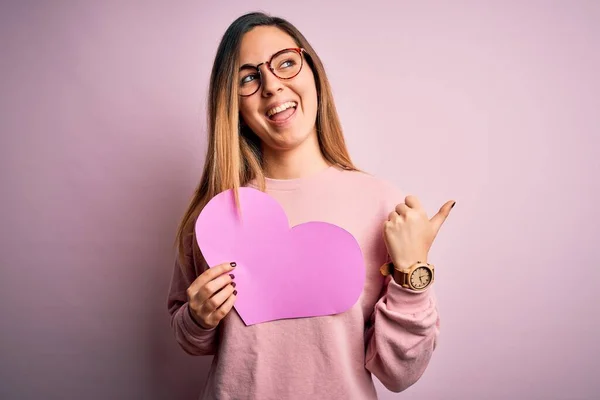 Giovane Bella Donna Bionda Romantica Con Gli Occhiali Possesso Grande — Foto Stock