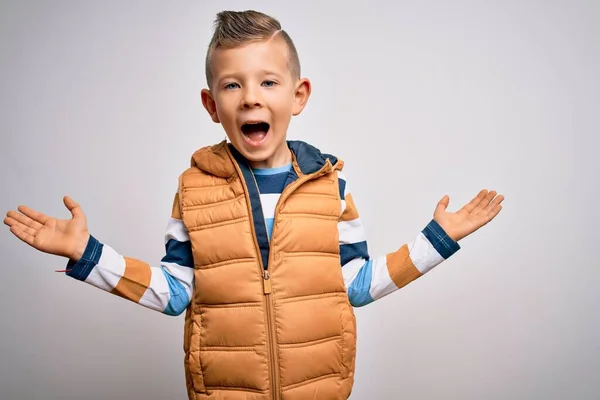 Joven Niño Caucásico Con Ojos Azules Pie Vistiendo Abrigo Invierno — Foto de Stock