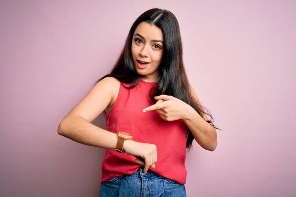 Jonge Brunette Vrouw Dragen Casual Zomer Shirt Roze Geïsoleerde Achtergrond — Stockfoto