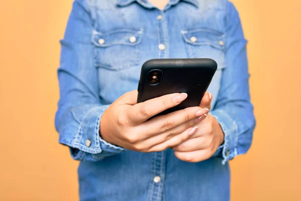 Junge Kaukasierin Unterhält Sich Smartphone Auf Isoliertem Gelben Hintergrund — Stockfoto