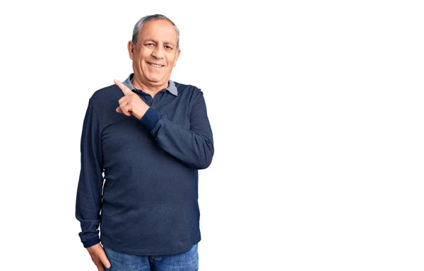 Hombre Guapo Mayor Con Polo Casual Alegre Con Una Sonrisa —  Fotos de Stock