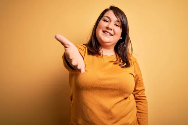 Mooie Brunette Size Vrouw Dragen Casual Trui Geïsoleerde Gele Achtergrond — Stockfoto