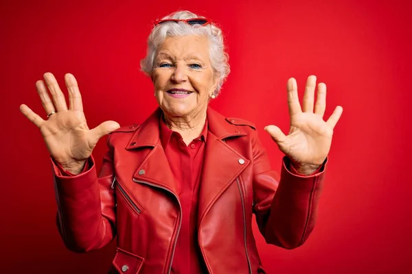 Idősebb Gyönyörű Ősz Hajú Alkalmi Piros Kabátban Napszemüvegben Mutatva Mutatva — Stock Fotó