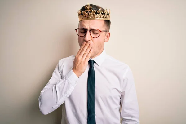 Junger Gutaussehender Kaukasischer Geschäftsmann Mit Goldener Krone Über Isoliertem Hintergrund — Stockfoto