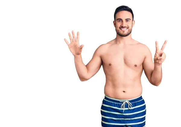 Junger Gutaussehender Mann Badebekleidung Betet Mit Den Händen Zusammen Und — Stockfoto