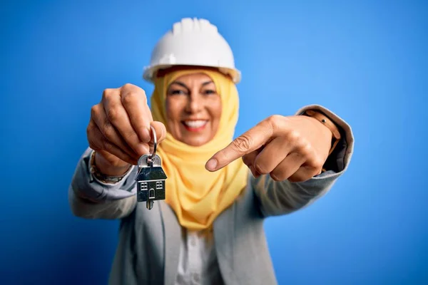 Архитектор Средних Лет Женщина Мусульманском Хиджабе Шлеме Безопасности Держа Дома — стоковое фото