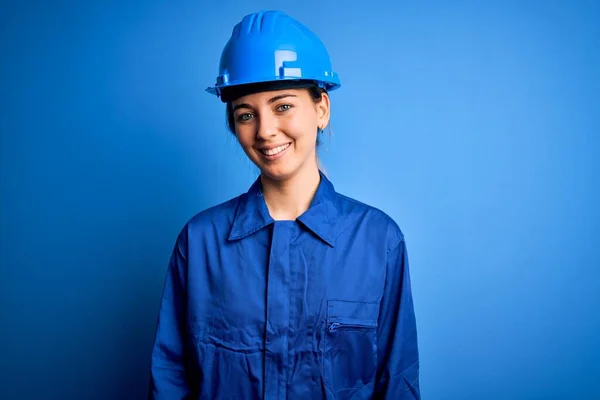 Jonge Mooie Arbeider Vrouw Met Blauwe Ogen Dragen Veiligheidshelm Uniform — Stockfoto