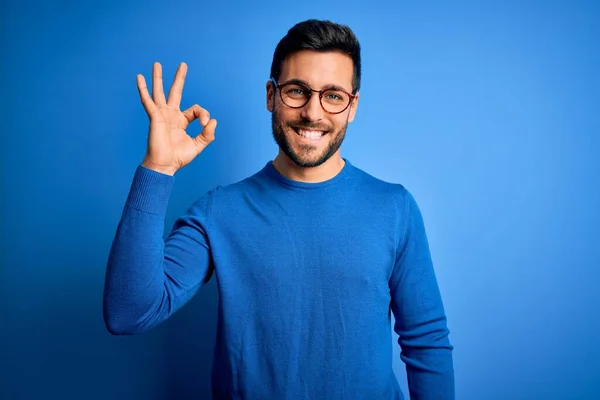 Jonge Knappe Man Met Baard Draagt Casual Trui Bril Blauwe — Stockfoto