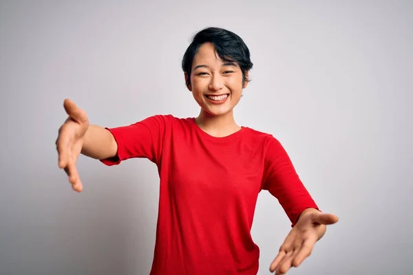 Ung Vacker Asiatisk Flicka Bär Casual Röd Shirt Stående Över — Stockfoto