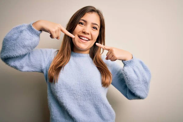 Bella Giovane Donna Indossa Maglione Invernale Casual Piedi Sfondo Isolato — Foto Stock