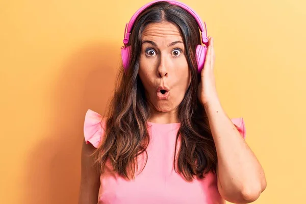 Ung Vacker Brunett Kvinna Lyssnar Musik Med Hörlurar Över Gul — Stockfoto