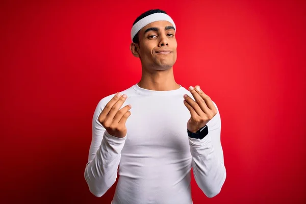 Jovem Atleta Afro Americano Bonito Vestindo Sportswear Sobre Fundo Vermelho — Fotografia de Stock