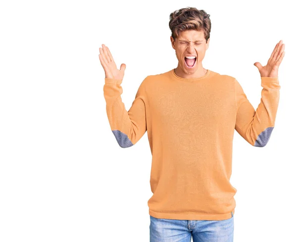 Homem Bonito Jovem Vestindo Roupas Casuais Celebrando Louco Louco Para — Fotografia de Stock