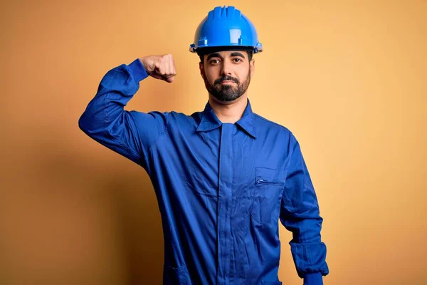 Mechanische Man Met Baard Blauw Uniform Veiligheidshelm Gele Achtergrond Sterke — Stockfoto