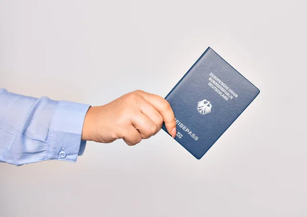 Main Jeune Femme Caucasienne Tenant Passeport Allemand Allemagne Sur Fond — Photo