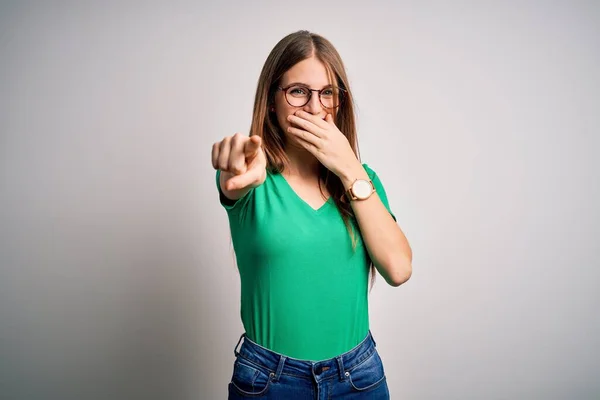 Jovem Mulher Ruiva Bonita Vestindo Casual Shirt Verde Óculos Sobre — Fotografia de Stock