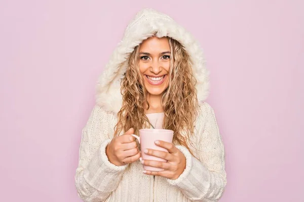 Junge Schöne Blonde Frau Trägt Lässigen Pullover Mit Kapuze Trinken — Stockfoto